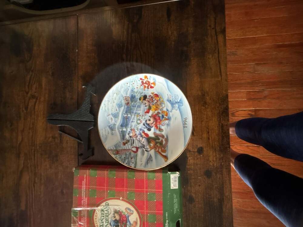 Disney Store Mickey'S Winter Wonderland 1996 Commemorative Holiday Plate